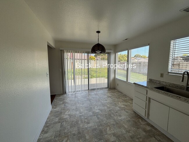 Building Photo - Spacious fenced yard - Three bedroom home ...