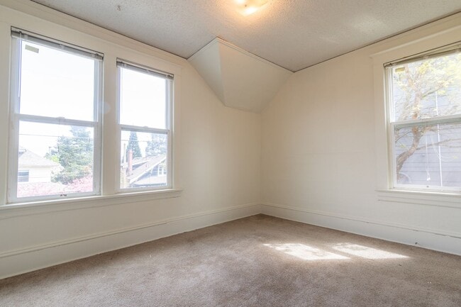 Building Photo - 4715 NE 17th Ave