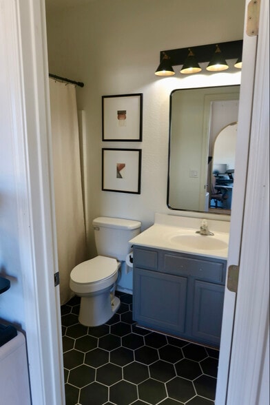 Building Photo - 525 N Miller Rd