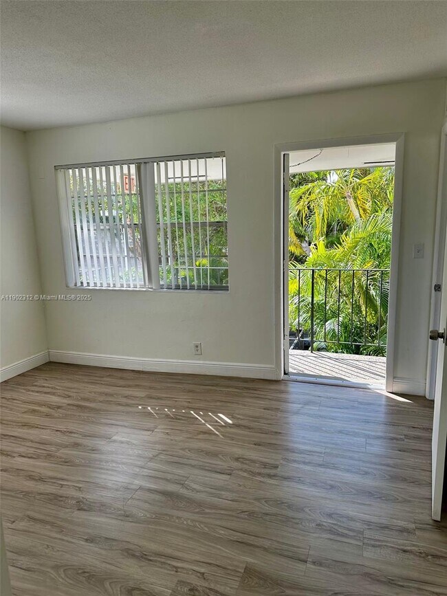 Building Photo - 515 SE 9th St