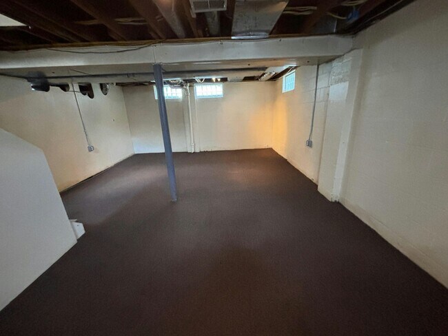 Building Photo - 581 Flowerdale St