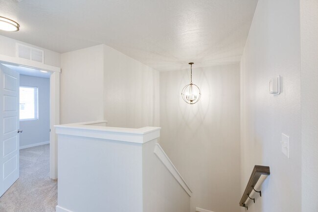 Building Photo - 322 S Echo Cyn Ave
