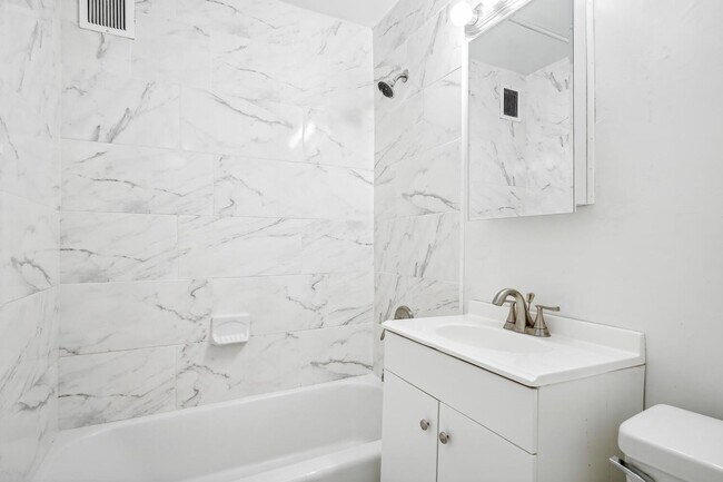 Building Photo - Charming & Bright Studio at River Place North