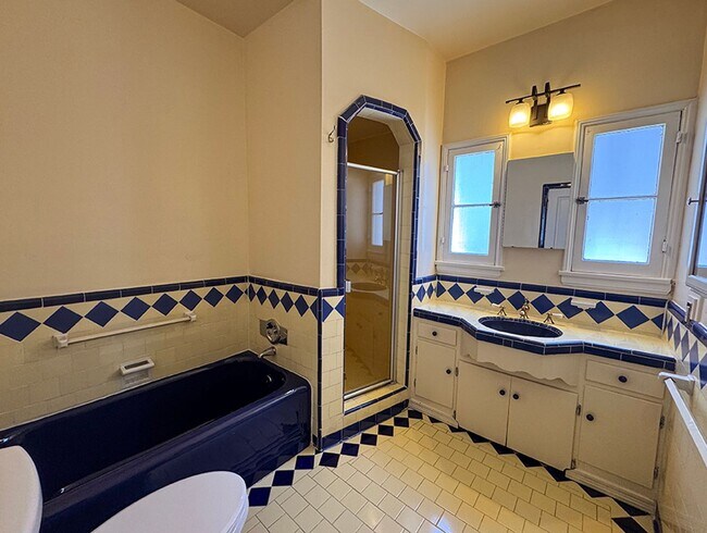 Building Photo - Charming Vintage 1 Bed / 1 Bath in the Heart of West Hollywood