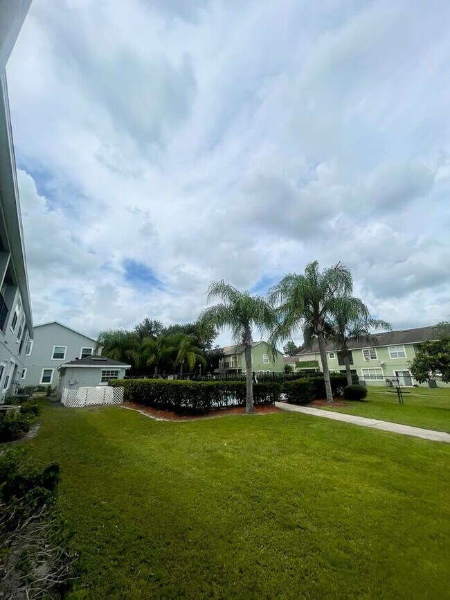 Building Photo - Updated 3 bed 2.5 bath Townhome