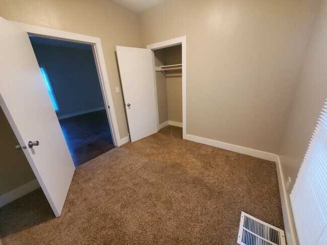 Building Photo - 2 Bedroom, 1 Bathroom home with front porch and fenced yard!