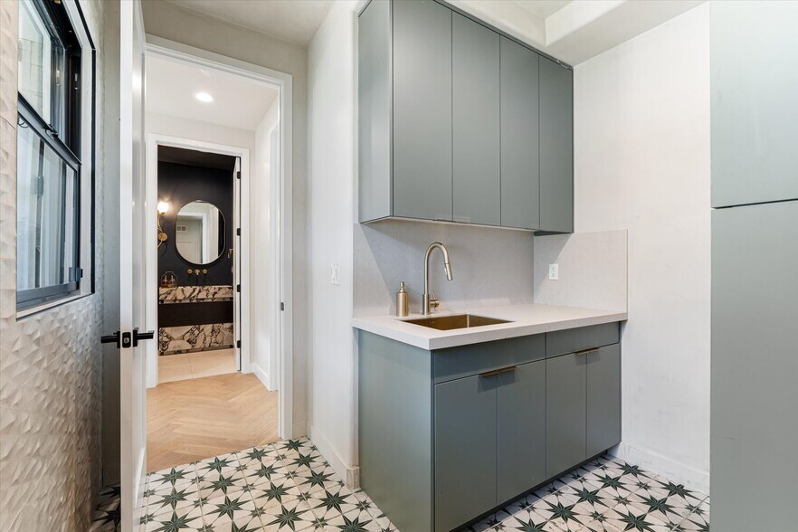 Building Photo - 17437 Oak Creek Ct