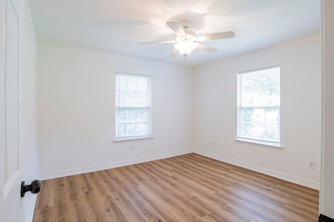 Building Photo - Close to UWF!