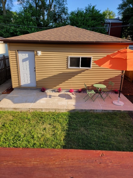 Building Photo - 445 E Bowen Ave