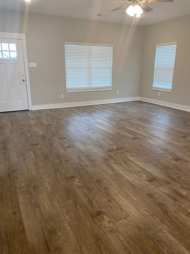 Building Photo - 3 Bedroom, 2 Bath Home in Valley View - PR...