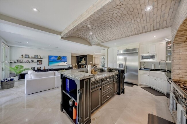 Building Photo - 520 N Pkwy