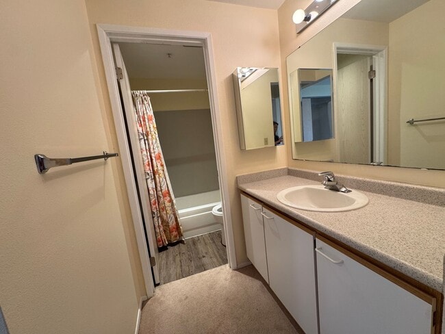 Building Photo - Comfortable & Convenient Condo in Renton