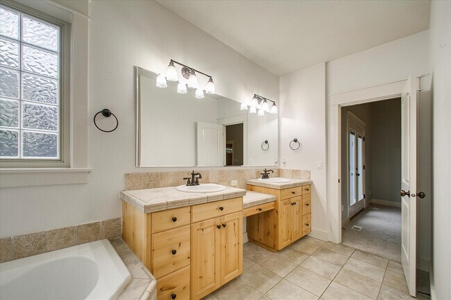 Building Photo - Beautiful Home In Hidden Springs