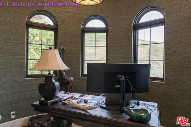 Building Photo - 5861 Ridgebrook Dr