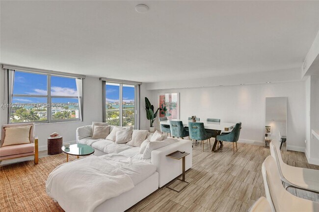 Building Photo - 10000 W Bay Harbor Dr