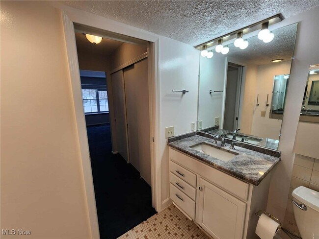 Building Photo - 6960 Carriage Hill Dr