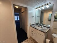 Building Photo - 6960 Carriage Hill Dr