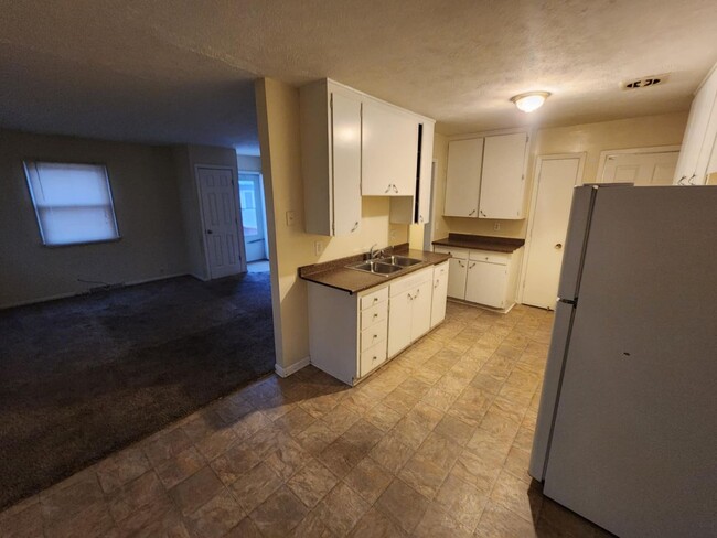 Building Photo - Spacious Three Bedroom