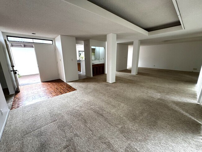 Building Photo - 3/2/2 - Spacious Golf Course Home in Gated Queens Gate II