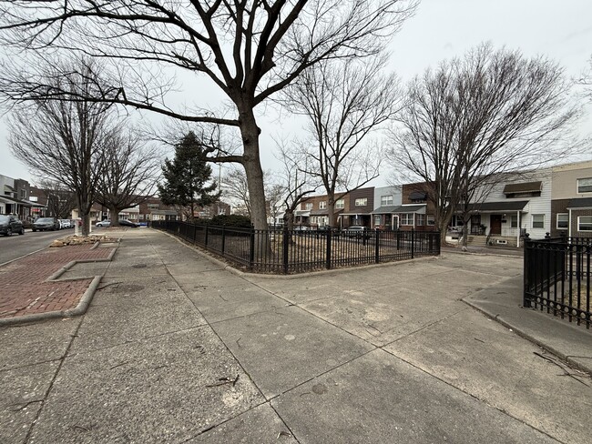 Building Photo - 722 Mollbore Terrace