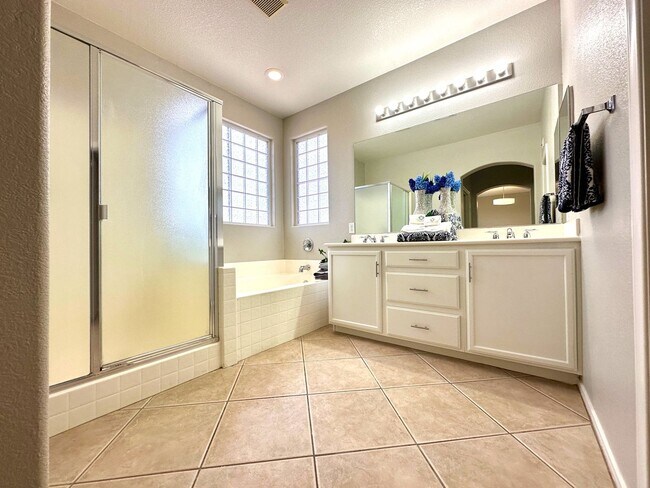 Building Photo - Available For viewing May 1, 2026. Beautiful SW Las Vegas Home. 4 Beds 2.5 Bath.