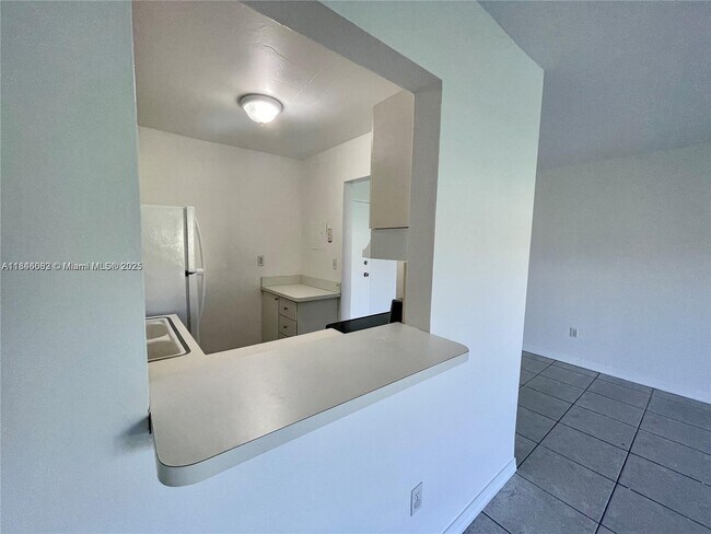 Building Photo - 10389 N Kendall Dr