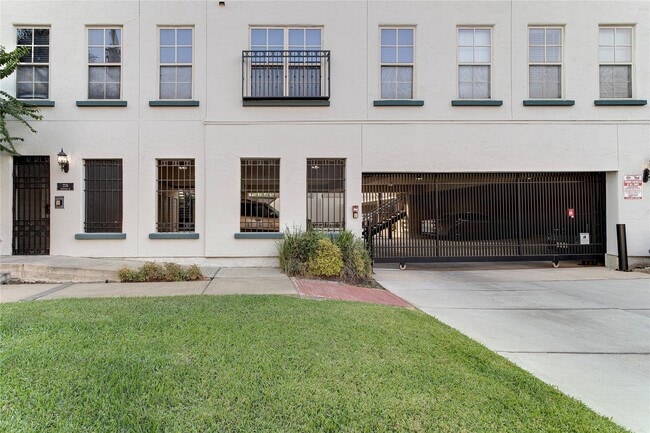 Building Photo - 2216 Chenevert St