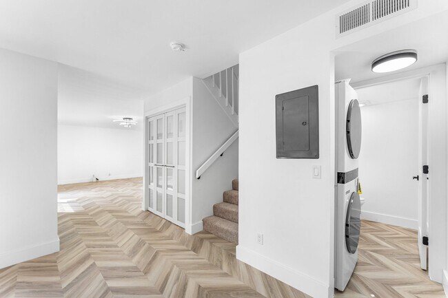 Building Photo - 3007 San Clara Dr