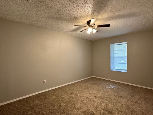 Building Photo - 2733 Silverspur Dr
