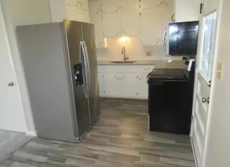 Kitchen - 617 Lena Ave