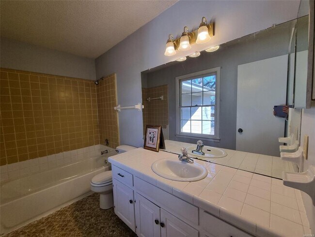 Building Photo - 2044 Edinburgh Dr