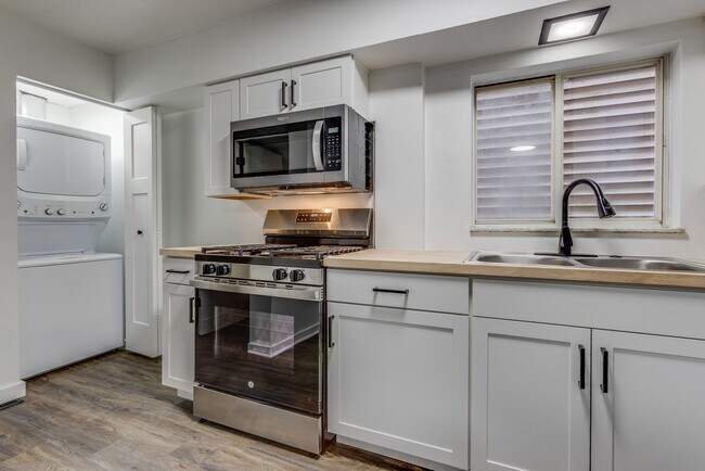 Building Photo - Available August 2026 - Fully Renovated 2 Bedroom in AMAZING Location!!