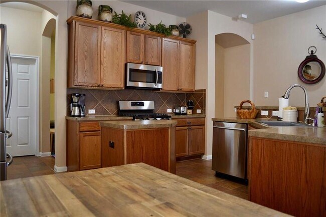 Building Photo - 600 Spanish Oak Terrace