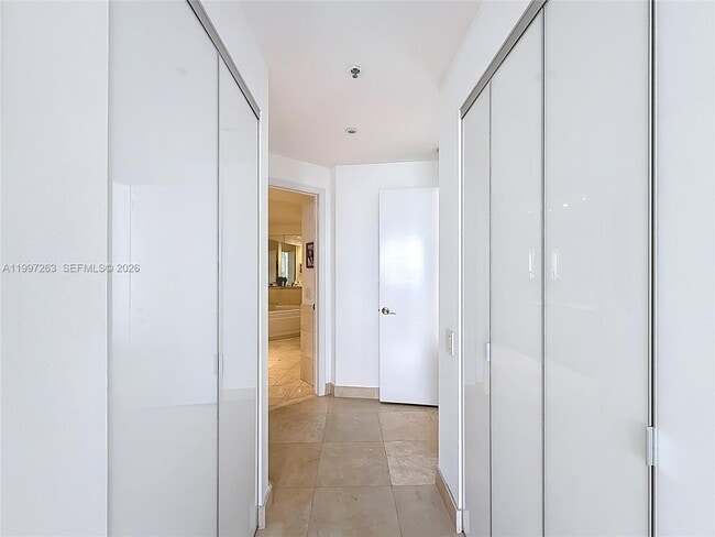 Building Photo - 808 Brickell Key Dr