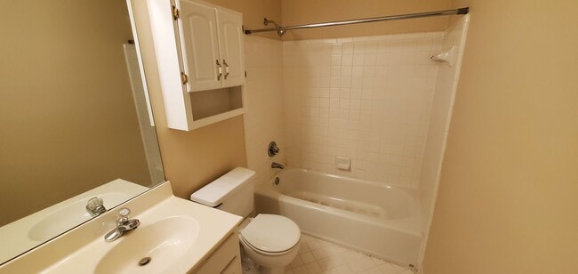 Building Photo - 2 Bedroom 2.5 Bathrooms Townhome