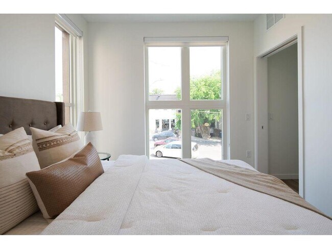 Building Photo - 9 West Dr