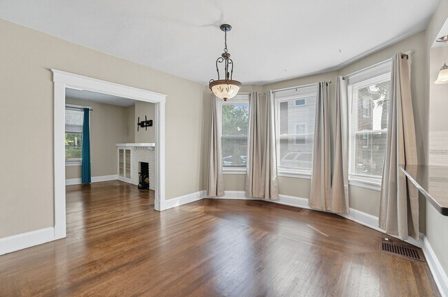 Building Photo - 6 Bed/3 Bath Remodeled Hyde Park Home w/Ce...
