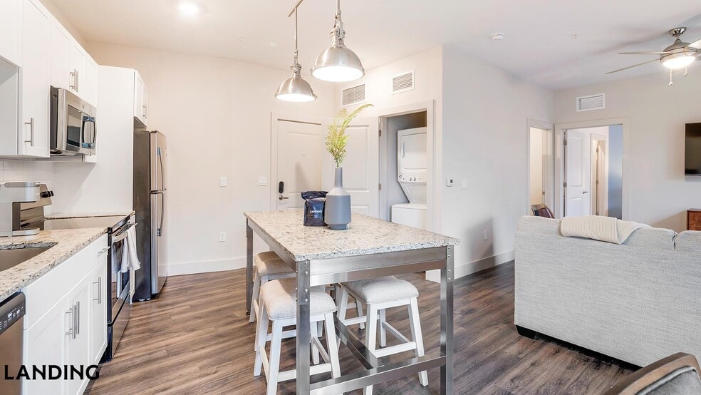 Building Photo - 5885 Lakehurst Dr