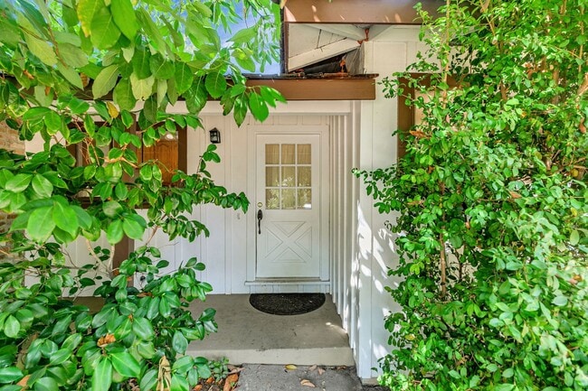 Building Photo - Classic Ranch Style Home in Top School Dis...