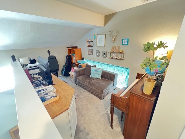Building Photo - Wonderfully Updated 3 Bed 2.5 Bath Foothil...
