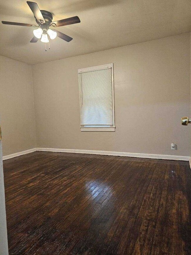 Building Photo - 1 bed 1 bath duplex