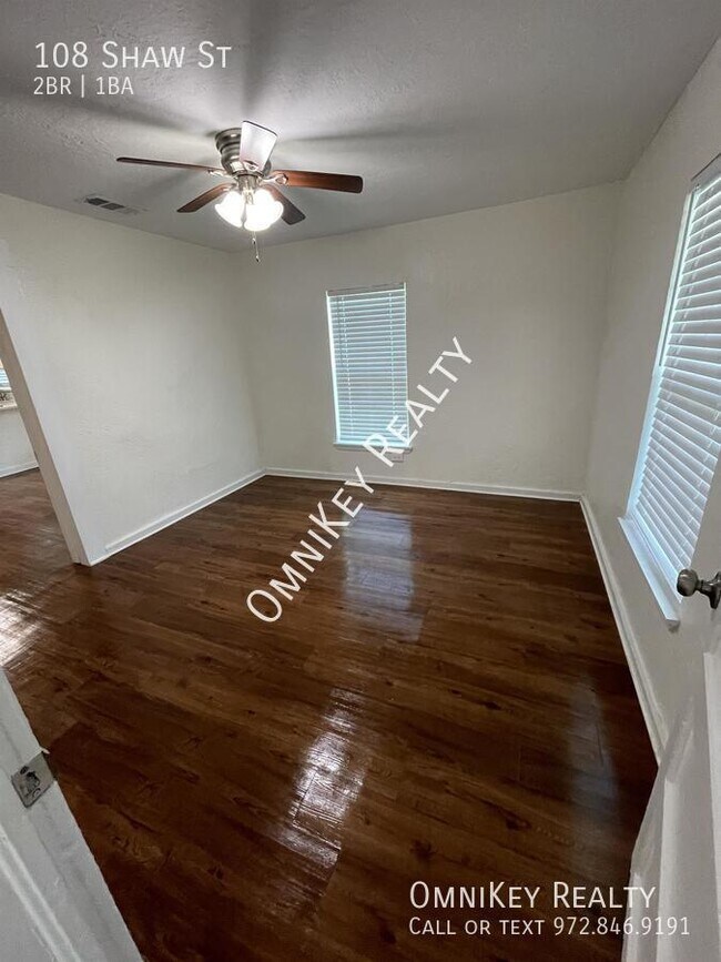 Building Photo - 108 Shaw St