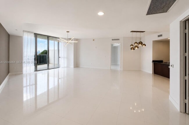 Building Photo - 15901 Collins Ave