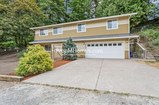 Building Photo - Vibrant Four-Bedroom Country Retreat with ...