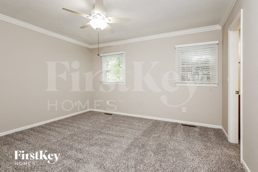 Building Photo - 2332 Vanderbilt Dr