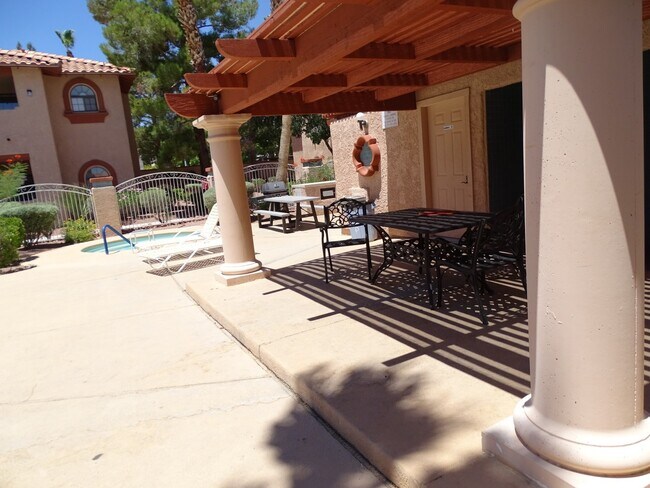 Building Photo - Great 1st Floor 2 Bed Condo