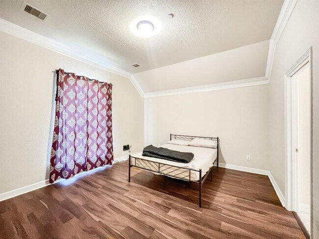 Building Photo - 5715 Ladonia St