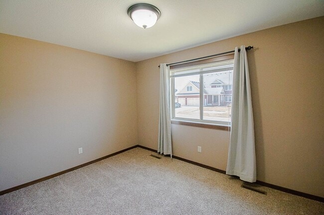 Building Photo - Move-In Ready NW Rochester Home with Finished Lower Level