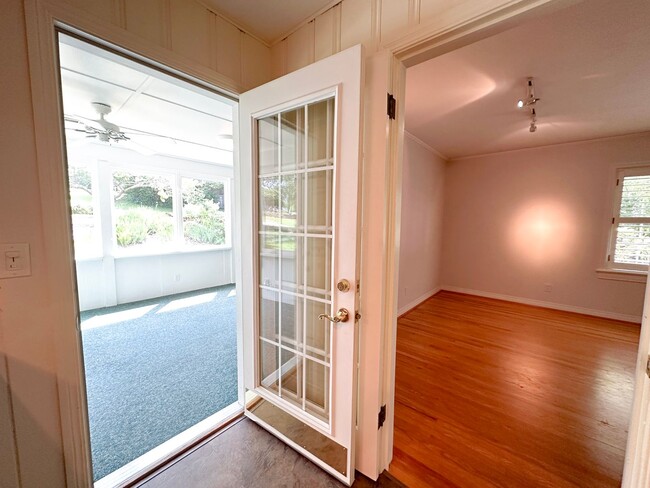 Building Photo - 3 Bedroom House: Walking Distance to Campu...