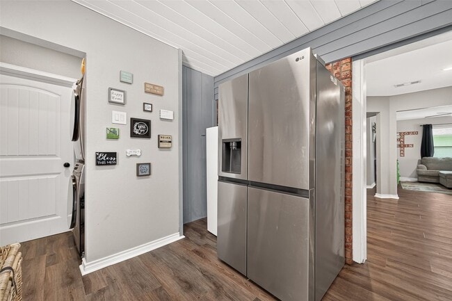 Building Photo - 1005 Avenue D